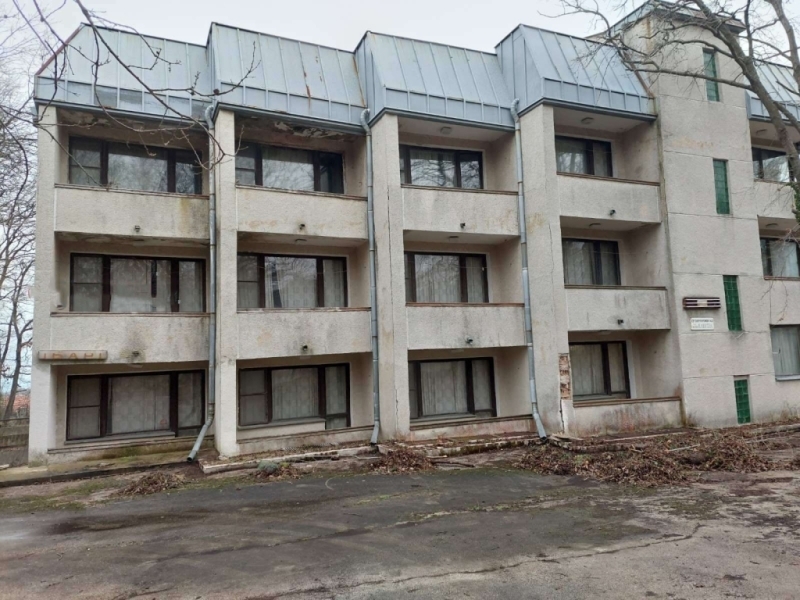 Продава се стар хотел за основен ремонт в местност Ален Мак