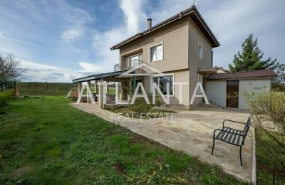 Two-story house/villa with a yard and a garage in the village of Kumanovo, Varna region.