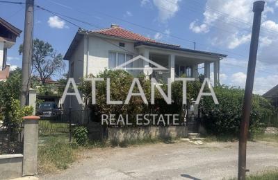 Spacious two-story house with a large yard in the town of Ignatievo