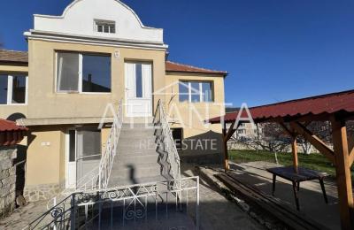 Продава се 3-стаен апартамент - първи етаж от къща във Варна, кв. Виница – готов до ключ, с паркомясто и двор